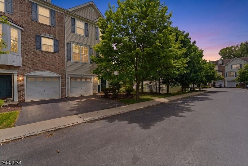 1st image of 9 Sundance Way