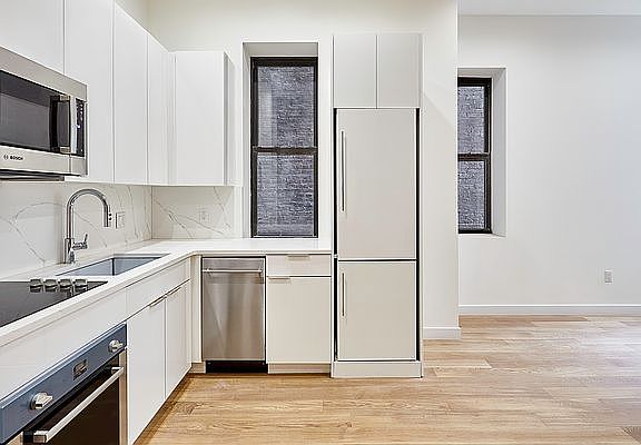 3rd image of 166 W 121st St #1B
