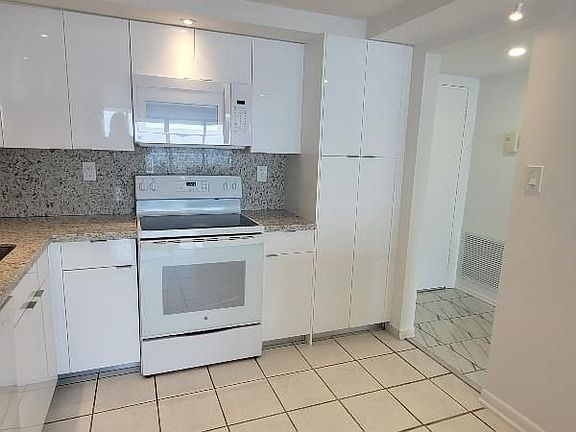 2nd image of 18071 Biscayne Blvd APT 1403