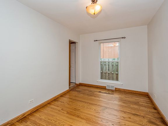 4th image of 406 Holly Ct