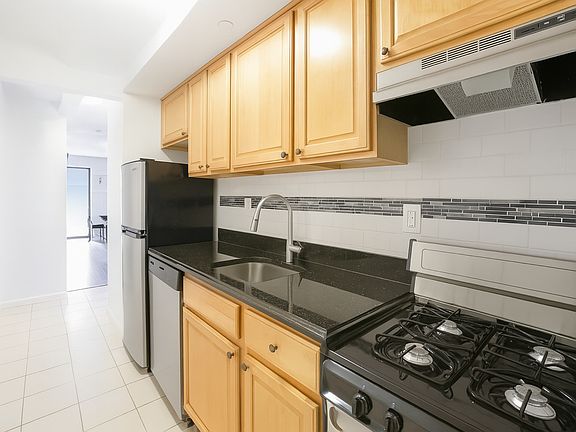 4th image of 322 E 39th St APT 3B