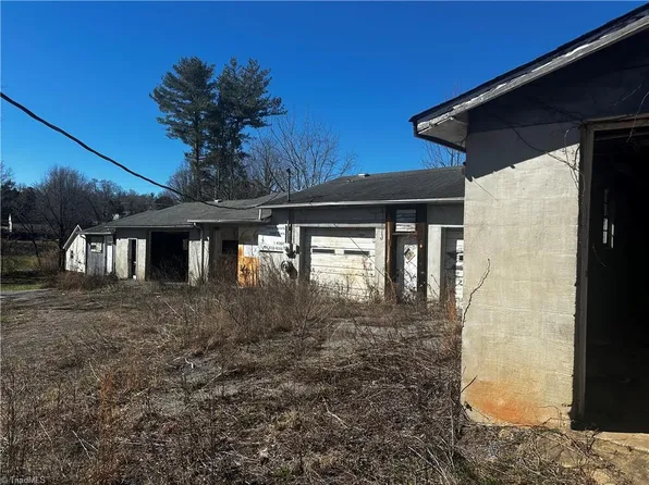 165 White Water Ln, Wilkesboro, NC 28697