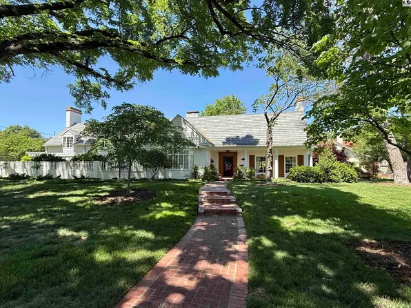 130 Hyde Park Dr, Hutchinson, KS 67502