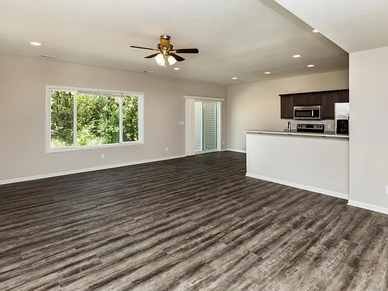 806 SE Crossings Ln — Photo 2