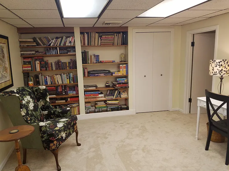 basement bedroom (with desk)
