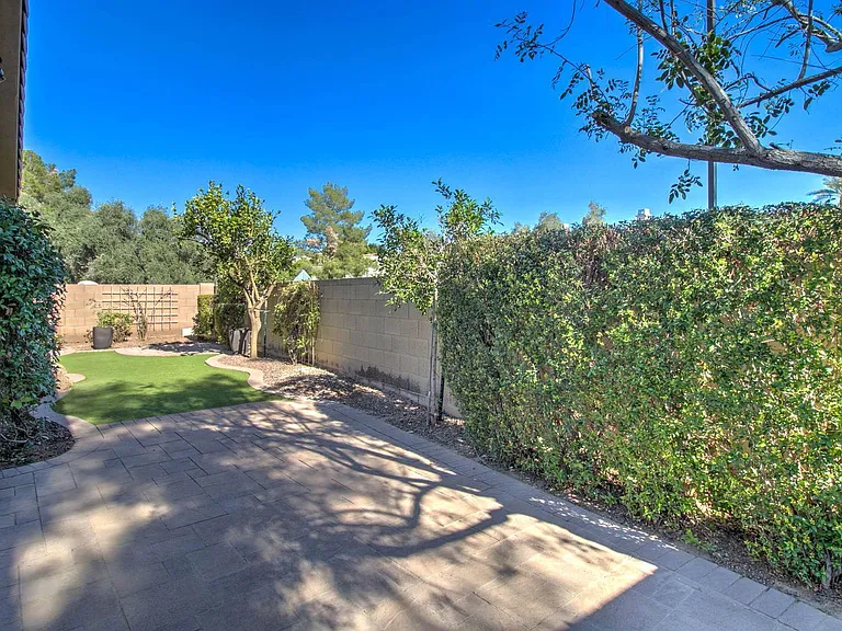 1833 W Periwinkle Way — Photo 8