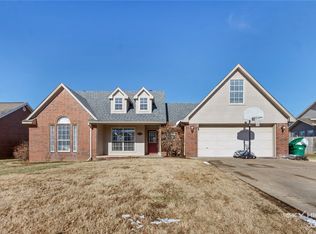 114 S Cypress St, Centerton, AR 72719