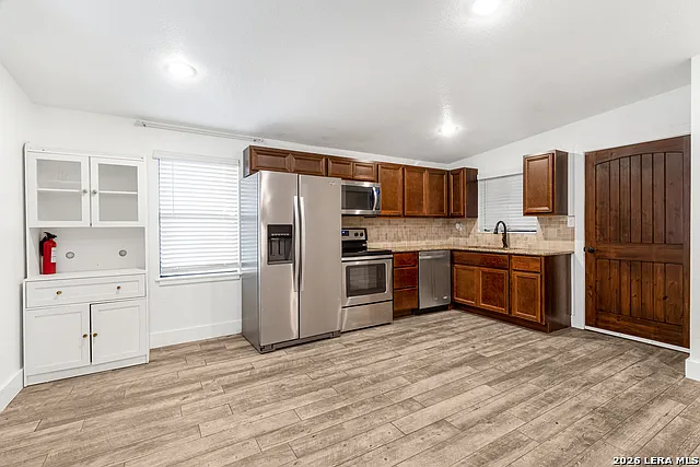 2 bed, 1.0 bath, 1300 sqft, $2,050 — Photo 3
