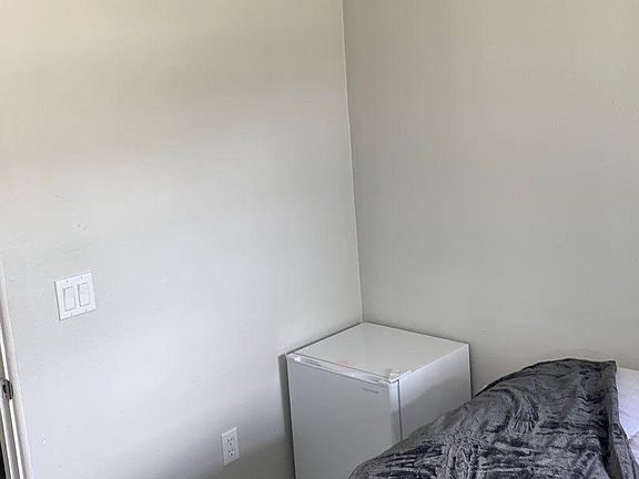 4th image of 910 Governors Ave #13820694