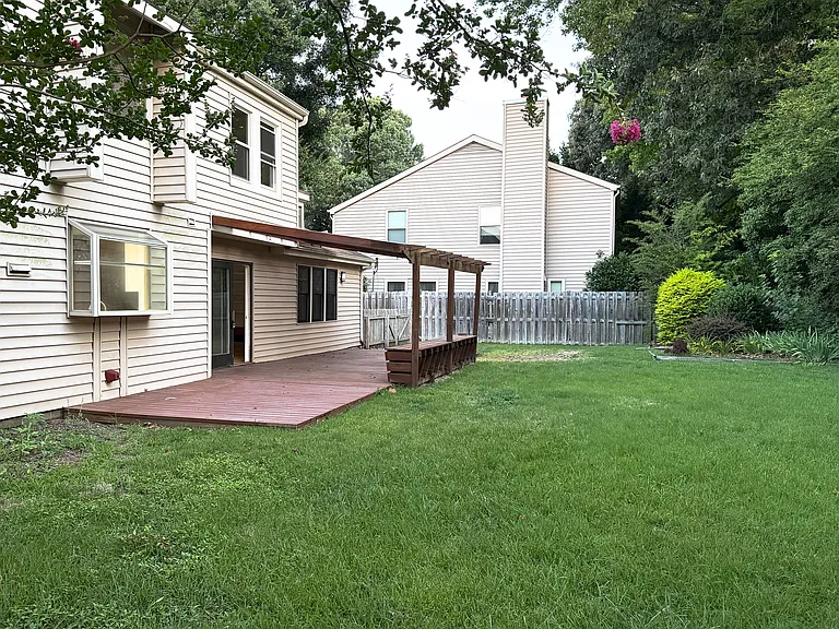1556 Beachview Dr — Photo 13