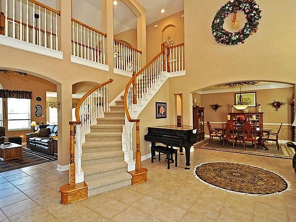 Enter to tall ceilings, impressive archways, and tile floors. The wonderful open areas are perfect for entertaining family and friends