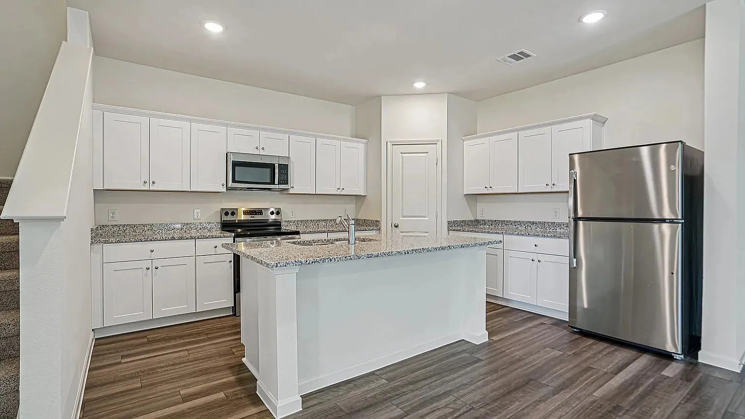5 bed, 2776 sqft, $4,109 — Photo 4