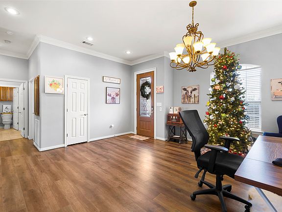 4th image of 504 Austin Acre