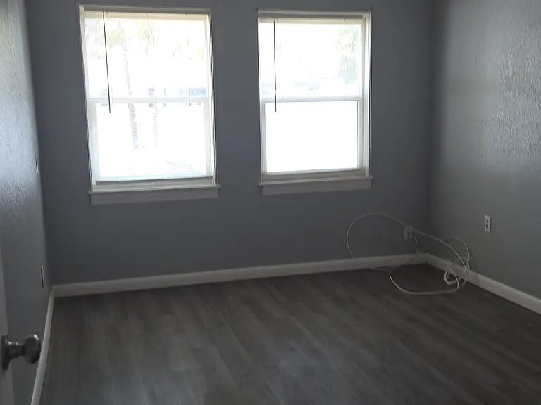 1311 Pine Ave — Photo 2