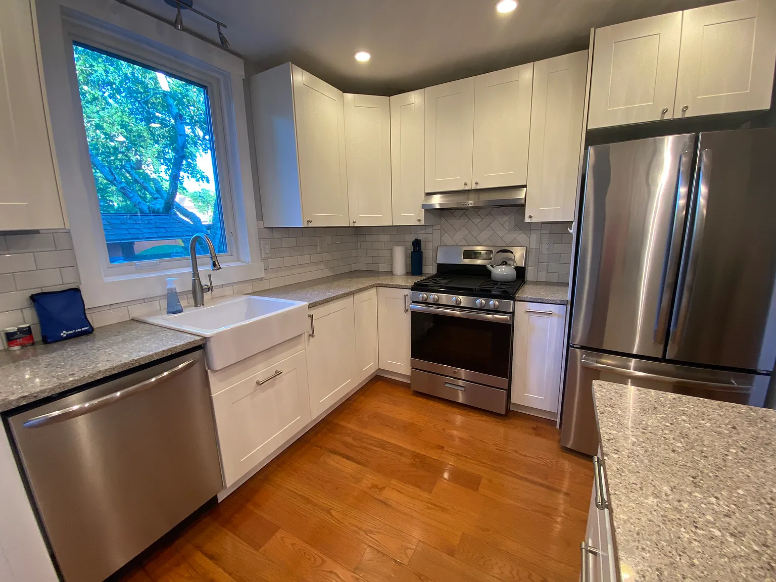 3 bed, 1.5 bath, 1360 sqft, $2,500 — Photo 4