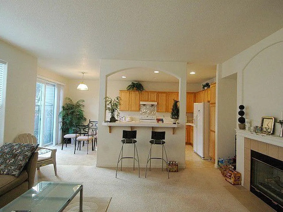4 bed, 2419 sqft, $2,895 — Photo 4