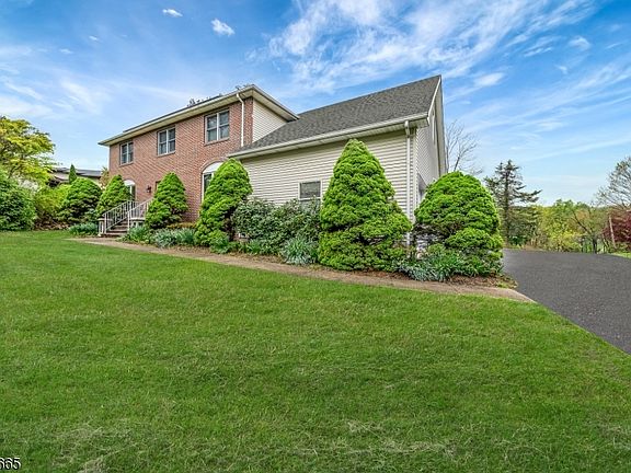 3rd image of 11 Ledgerock Ct