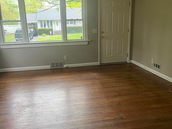 4th image of 706 E Lawn Drive
