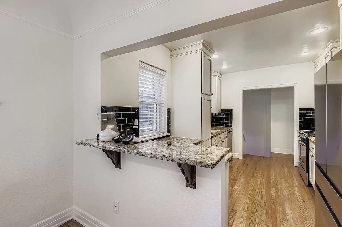 4 bed, 3.5 bath, 2402 sqft, $4,900 — Photo 2