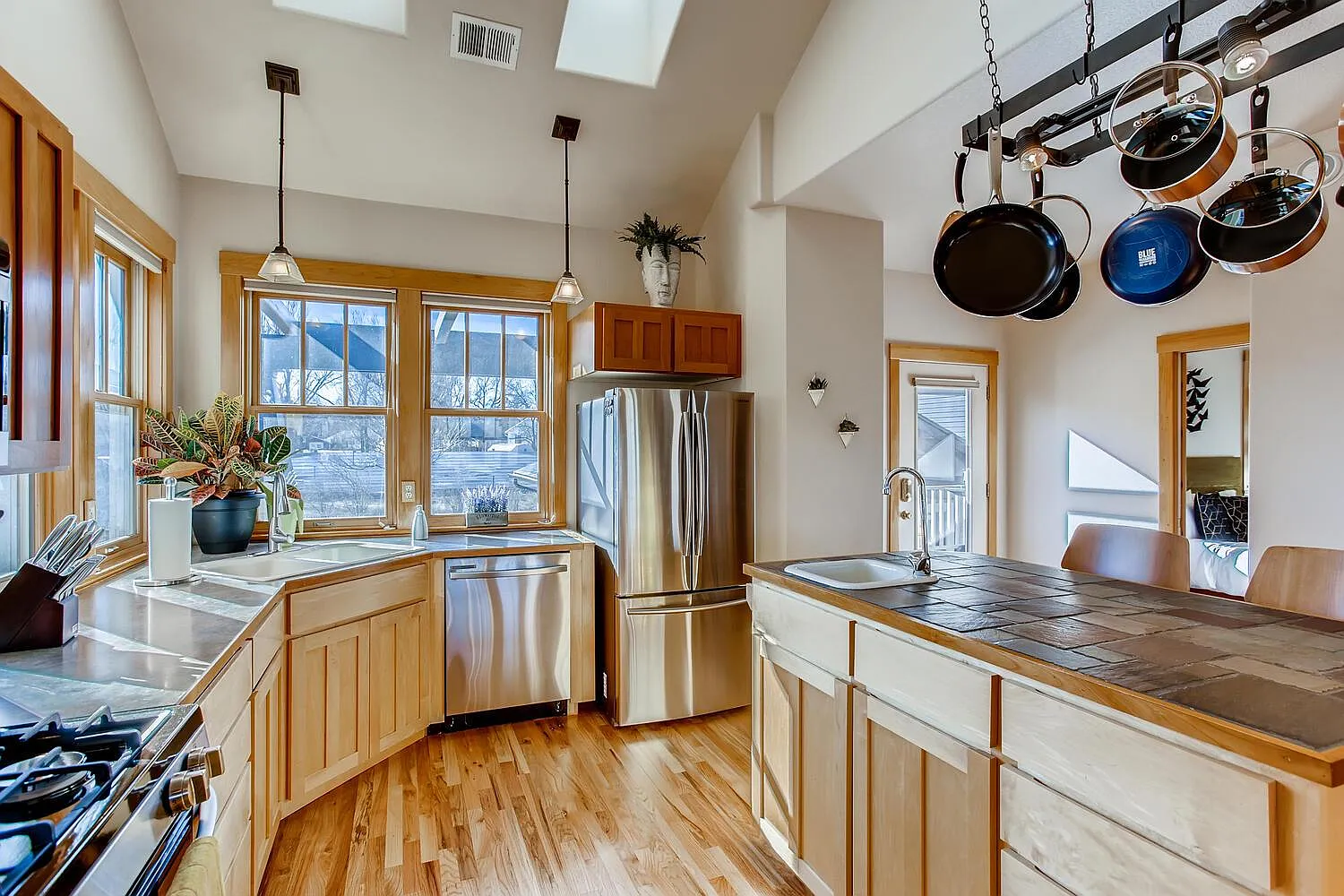 2 bed, 1600 sqft, $3,900 — Photo 3