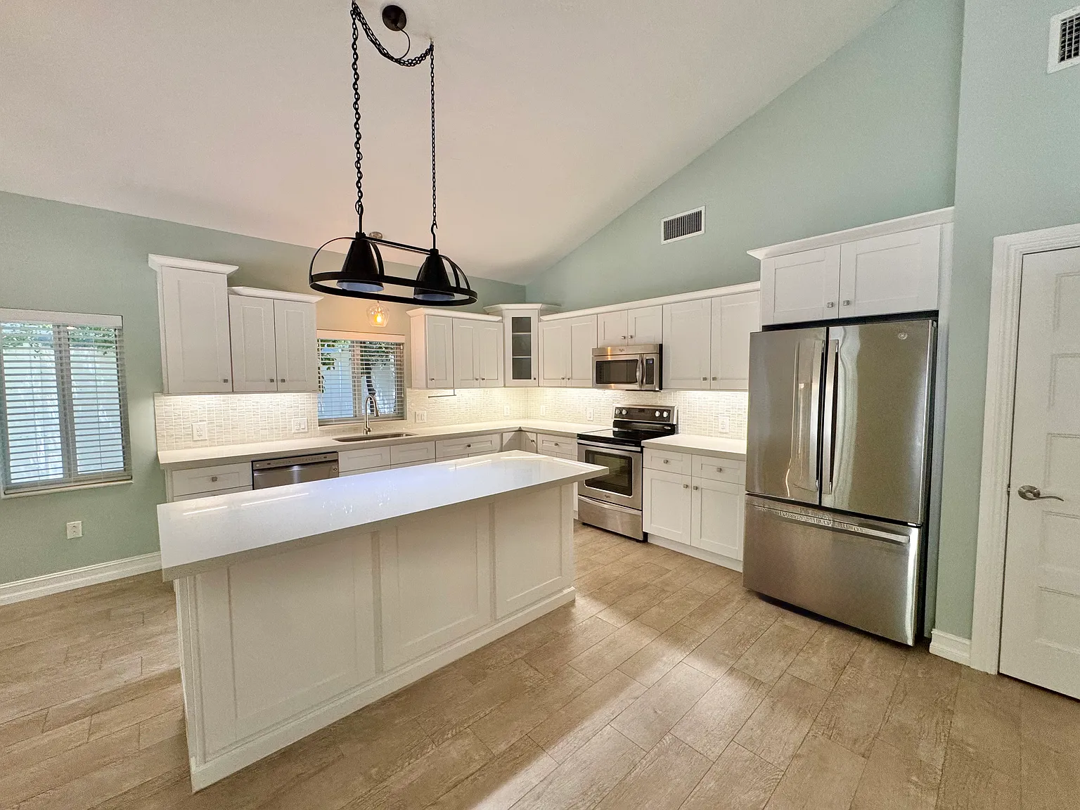 3 bed, 1813 sqft, $3,900 — Photo 3