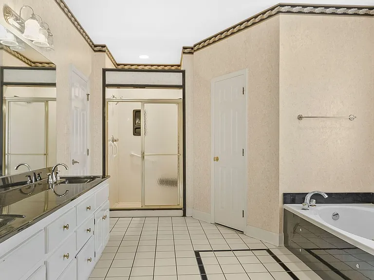10495 Royal Points Dr — Photo 35