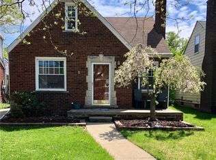 1809 Roslyn Rd, Grosse Pointe Woods, MI 48236