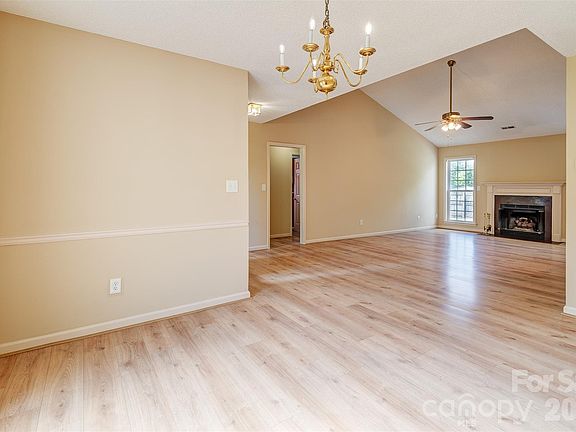 5th image of 264 Cottage Ridge Rd