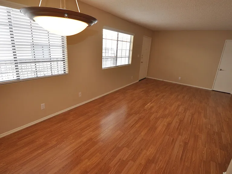 5921 Whitsett Ave — Photo 3