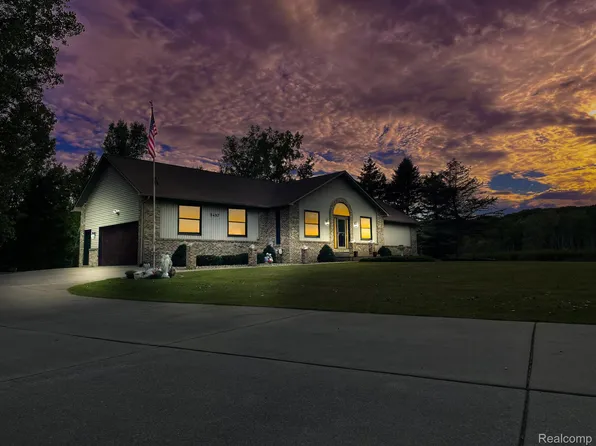 5497 Linger Ln, Lapeer, MI 48446