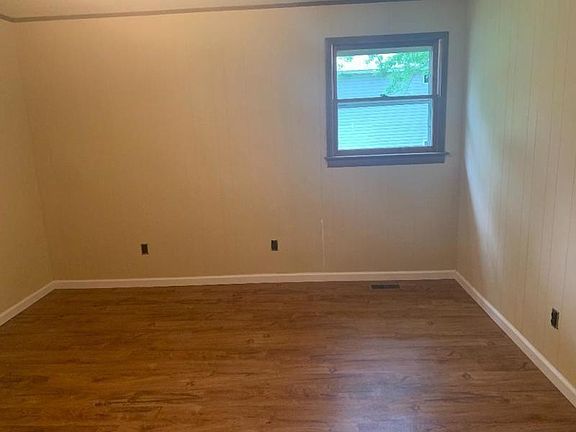3rd image of 164 Myrtle Ave