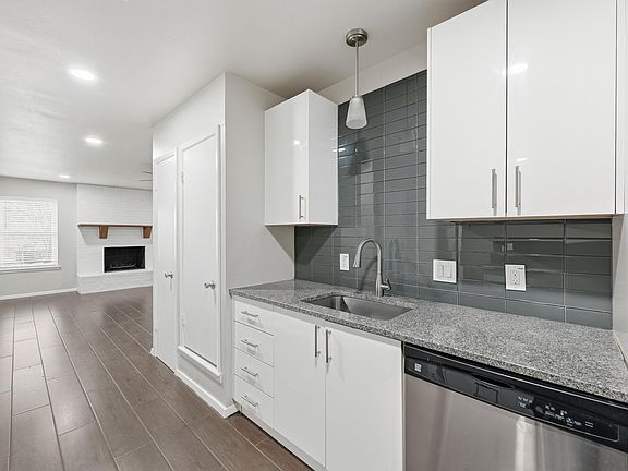 Granite counter tops, ample amount of kitchen storage