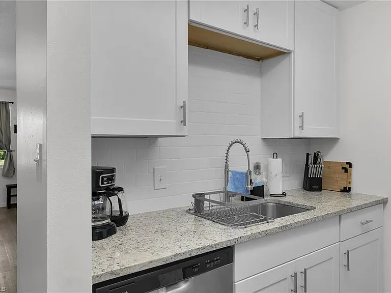 3225 E Riverside Dr — Photo 8