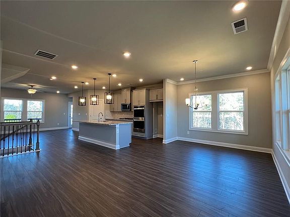 3rd image of 736 Mulberry Walk St