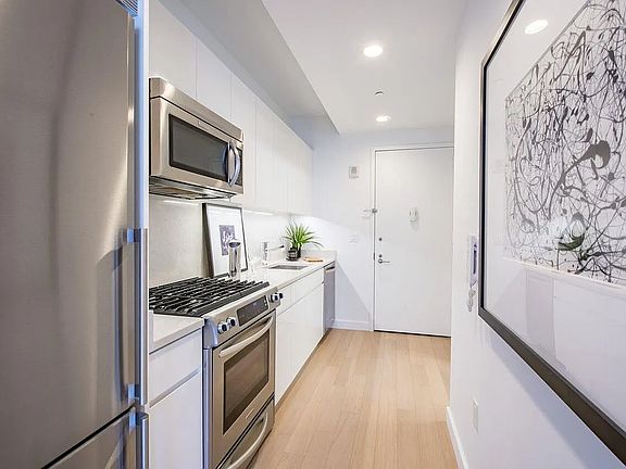 5th image of 160 Madison Ave APT 22F