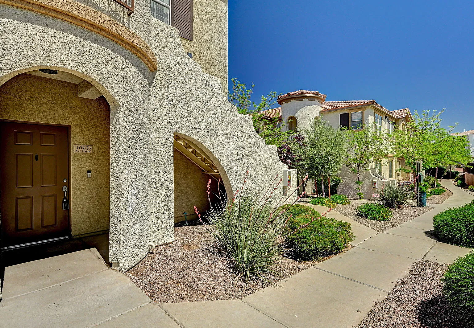 2 bed, 2.0 bath, 1121 sqft, $1,600 — Photo 2