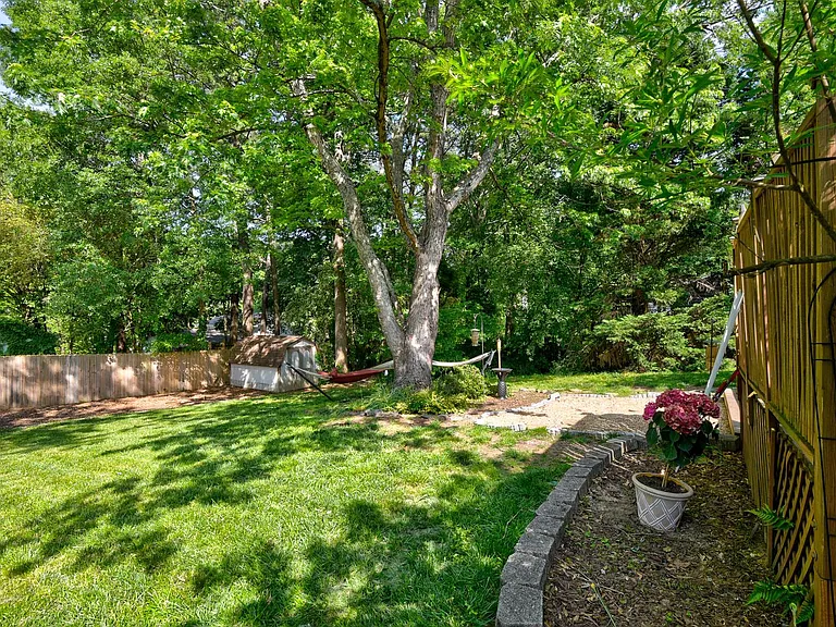 2598 Redfield Dr — Photo 22