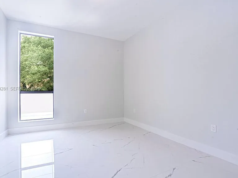 718 Valencia Ave #202 — Photo 24