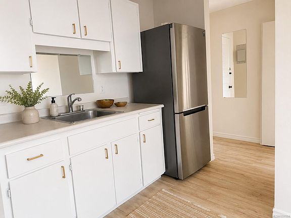 4th image of 964 Heywood Ave S #212