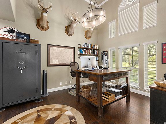5th image of 112 Cibolo Hollow N