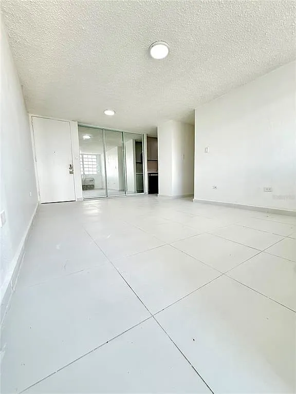 3 bed, 1.0 bath, 800 sqft, $1,800 — Photo 1