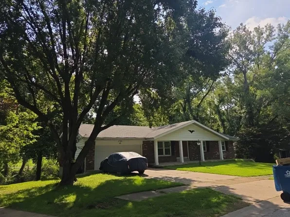 5025 Wolverton Dr, Florissant, MO 63033
