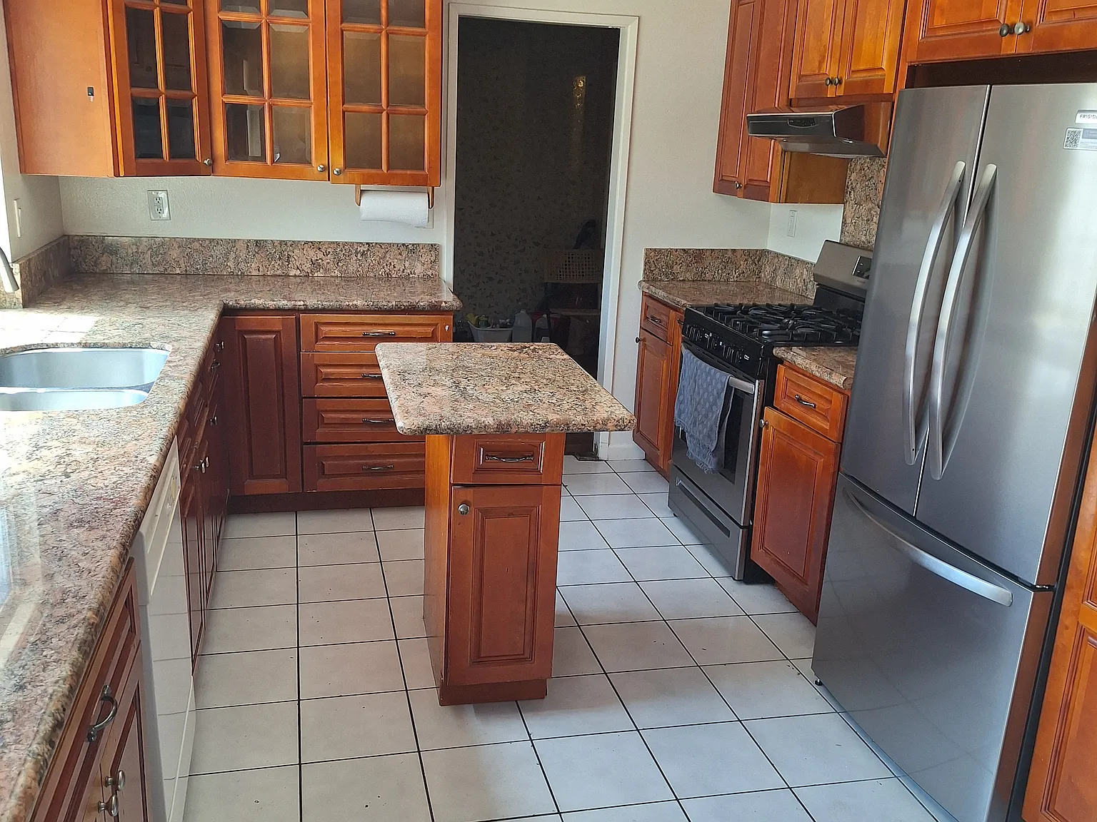 4 bed, 2449 sqft, $4,995 — Photo 3