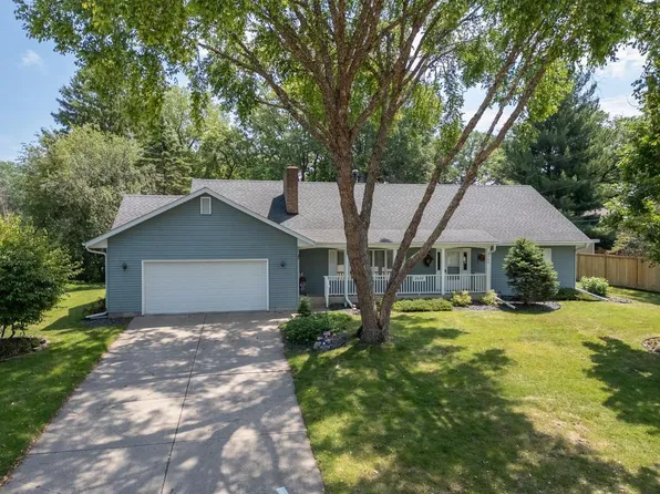 2500 Fernwood St, Roseville, MN 55113
