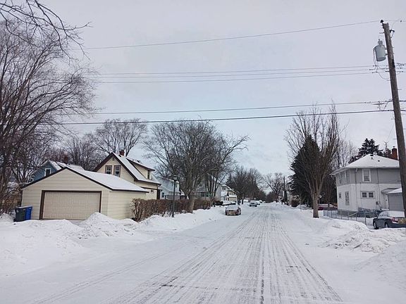 4th image of 900 Rose Ave E