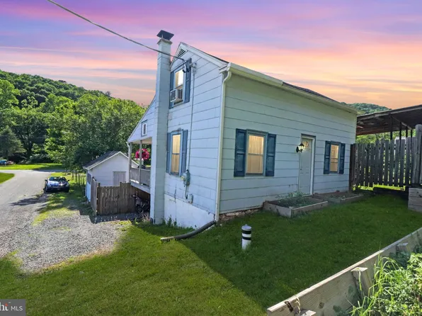 1 Vine St, Port Clinton, PA 19549