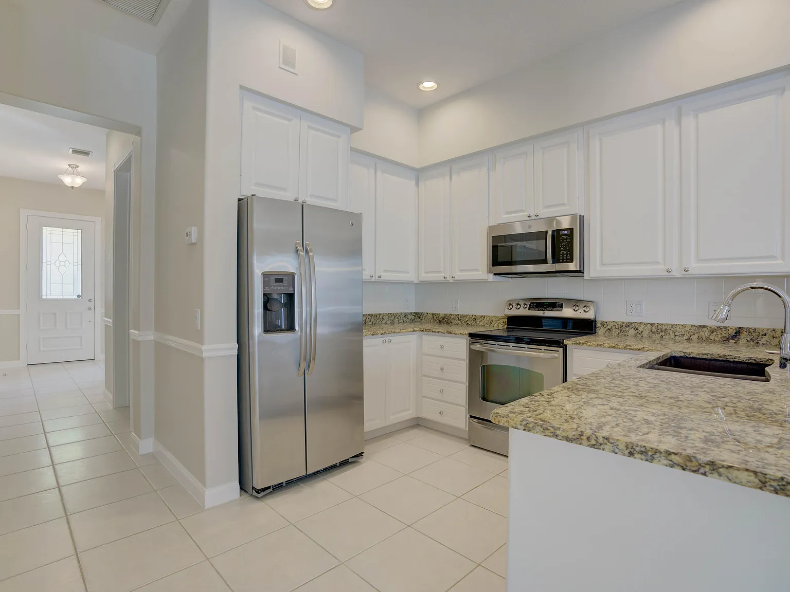 3 bed, 2.0 bath, 2038 sqft, $5,400 — Photo 2