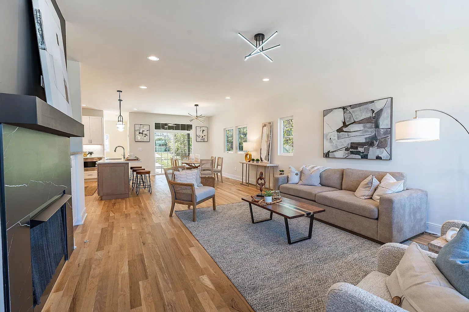 4 bed, 4.5 bath, 2151 sqft, $850 — Photo 2