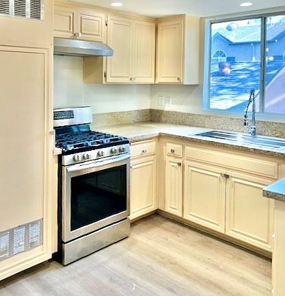 Open Kitchen, perfect for entertaining and plenty of counter top space