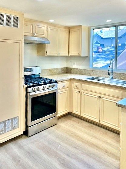 Open Kitchen, perfect for entertaining and plenty of counter top space